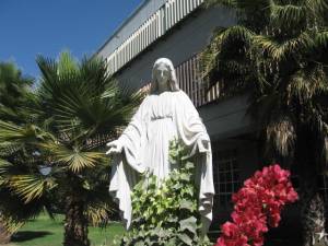 Estatuilla de la Virgen, ubicada en la parte oeste de la Facultad de Economia
