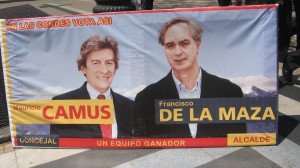 Uno de los afiches de propaganda por la alcaldia (De La Maza) y el cargo de concejal (Camus) en Las Condes