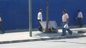 Uno de los pocos carteles en apoyo a De La Maza, en la Avenida Apoquindo